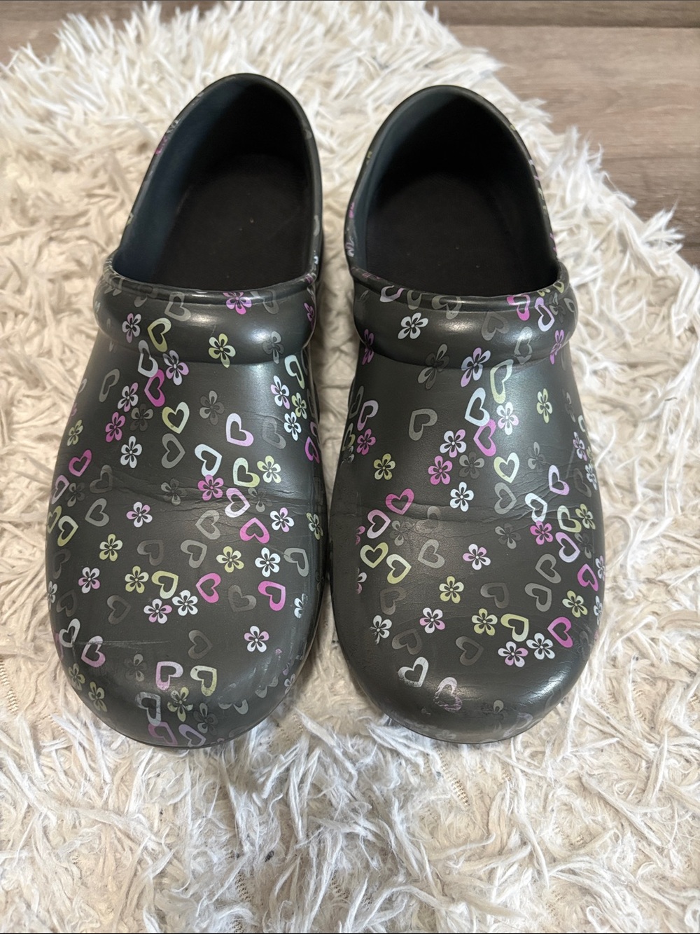Women’s Charcoal Floral & Heart Pattern Slip-On Clogs